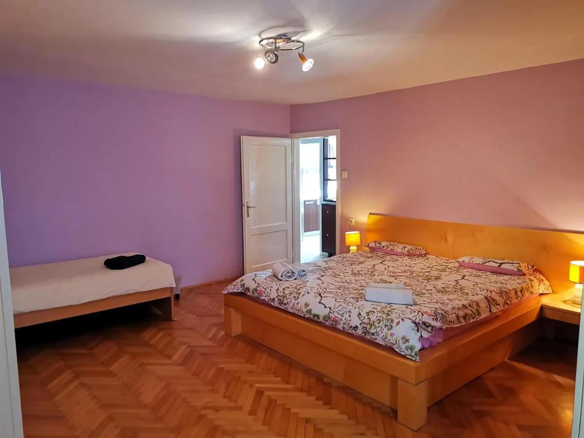 Cielo: spalnica z enojno posteljo ob steni