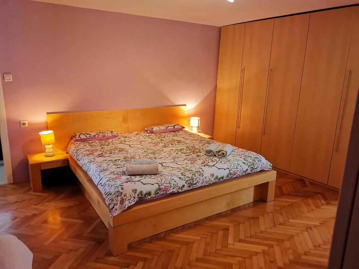 Cielo: spalnica z veliko zakonsko posteljo in omarami