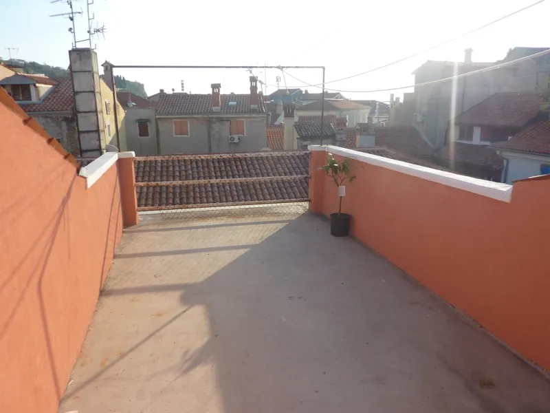 Terasa na strehi hiše na Levstikovi 12