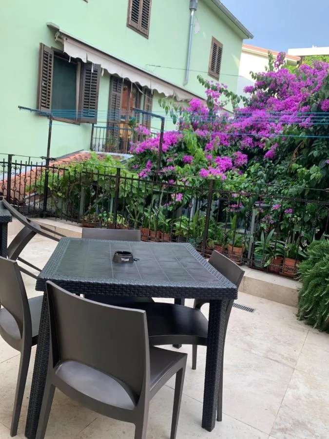 Terasa Eco Sea Residence ob vrtu z bugenvilijo